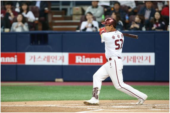 넥센 송성문이 27일 고척 두산전에서 안타를 치고 있다. 넥센 제공