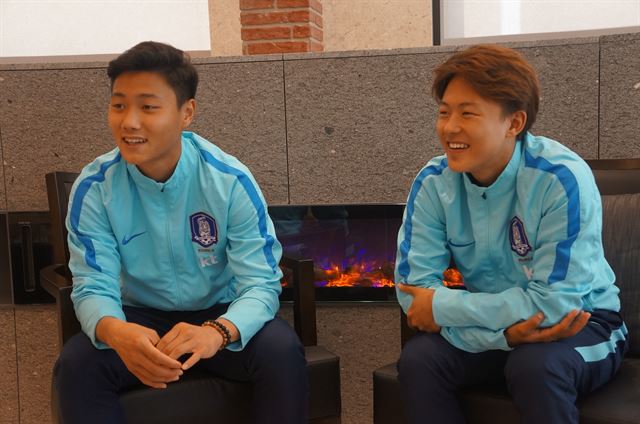 U-20 대표팀에서 가장 기대를 모으는 백승호(왼쪽)와 이승우가 26일 전주의 한 호텔에서 본보와 인터뷰를 하면서 활짝 웃으며 질문에 답하고 있다. 전주=윤태석 기자 sportic@hankookilbo.com