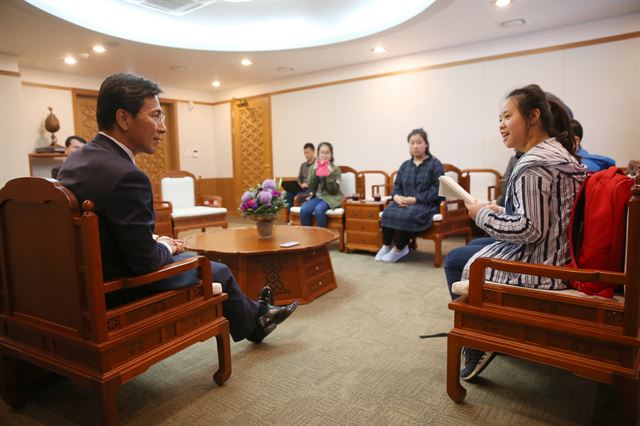 안희정 충남지사가 태안 화동초교 학생들과 대화를 나누고 있다. 충남도 제공