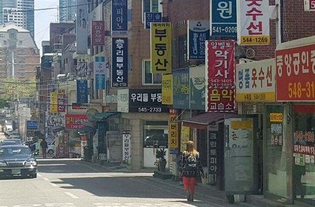 한집 건너 하나씩 부동산 중개업소가 늘어서 있는 서울 강남구 삼성동 힐스테이트 1차 아파트 후문.