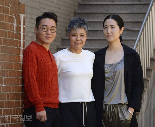 작곡가 윤일상(왼쪽부터)과 가수 이은미, 작사가 최은하가 26일 오후 서울 중구 정동의 한 식당에서 열린 신곡 '알바트로스' 발표 기념 기자간담회에 앞서 포토타임을 갖고 있다. 최지이 인턴기자