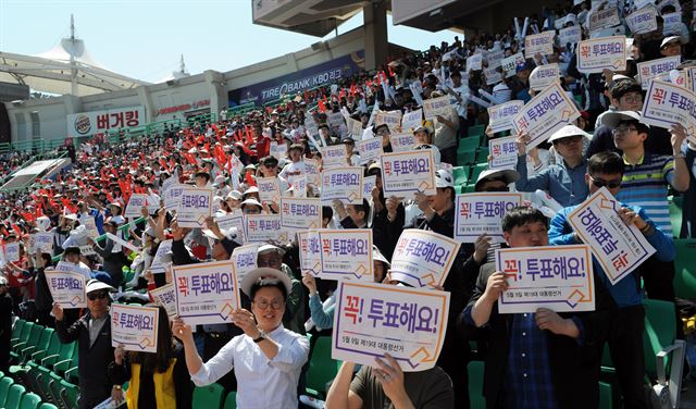 인천문학 경기장에서 열린 야구 SK와이번즈의 경기에서 응원단이 투표 참여 캠페인을 벌이고 있다. 인천시선관위 제공