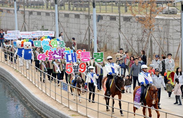 인천 센트럴파크에서 기마대가 대선 투표참여 홍보 캠페인을 벌이고 있다. 인천선관위제공