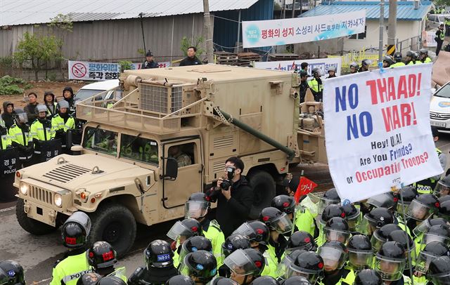 26일 오전 경북 성주군 성주골프장으로 사드(THAAD·고고도미사일방어체계) 관련 장비를 실은 트레일러가 들어가고 있다. 성주=연합뉴스