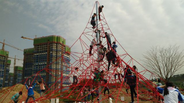 전남 순천시 해룡면 신대지구에 조성한 제2호 ‘기적의 놀이터’ 에 있는 스페이스네트 모습. 순천시 제공