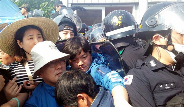 30일 오전 경북 성주군 초전면 소성리 마을회관 앞에서 경찰이 사드 부지 내 미군의 유류차의 진입을 위해 주민과 소성리 지킴이들을 해산시키고 있다. 마을주민과 소성리 지킴이 등은 지난 26일부터 미군의 사드 기습배치에 항의하며 연좌농성을 하고 있다. 사드원천무효 공동상황실 제공