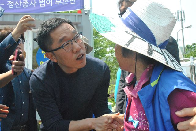 30일 오후 경북 성주군 초전면 소성리 마을회관 앞에서 열리는 사드 배치 반대 평화집회에 참석하기 위해 성주를 찾은 방송인 김제동씨가 성주 주민을 위로하고 있다. 성주=뉴시스