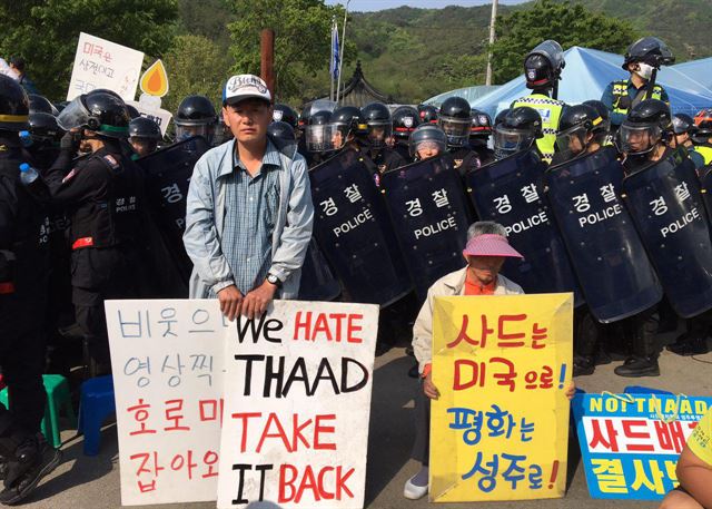 30일 오전 경북 성주군 초전면 소성리 마을회관 앞에서 경찰이 사드 부지 내 미군의 유류차의 진입을 위해 주민과 소성리 지킴이들을 해산시키고 있다. 마을주민과 소성리 지킴이 등은 지난 26일부터 미군의 사드 기습배치에 항의하며 연좌농성을 하고 있다. 사드원천무효 공동상황실 제공