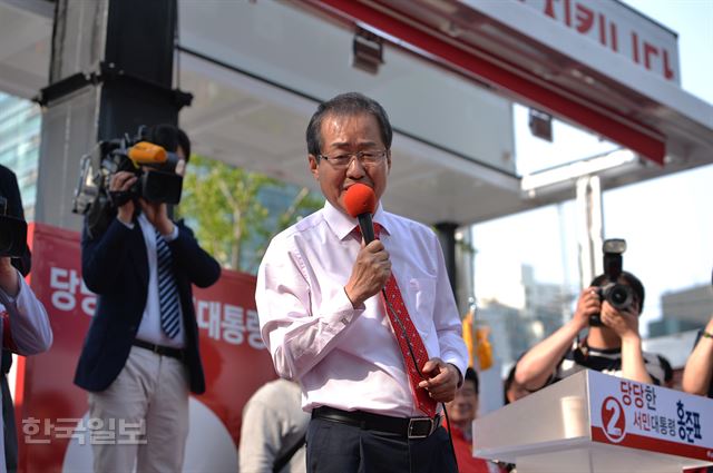 [저작권 한국일보] 홍준표 자유한국당 대선후보가 30일 오후 삼성동 봉은사역 앞 유세에서 노래를 부르며 등장하고 있다.2017.4.30/류효진기자 /2017-04-30(한국일보)