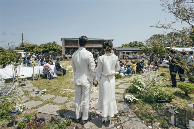 두 손을 꽉 잡고 백년가약을 맺은 배우 윤진서와 그의 신랑. 김세호 작가