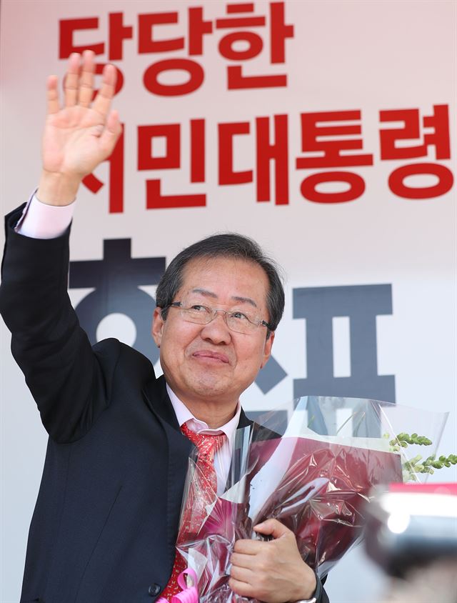 홍준표 자유한국당 대선 후보가 1일 광주 송정역 광장에서 시민들에게 지지를 호소하고 있다. 광주=연합뉴스