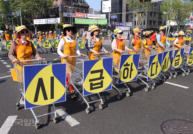 [저작권 한국일보] 근로자의 날인 1일 서울 종로구 대학로에서 열린 '세계 노동절 기념대회'에서 참석자들이 구호를 외치며 행진하고 있다. 2017.5.1 / 류효진기자 /2017-05-01(한국일보)