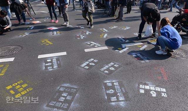 [저작권 한국일보] 근로자의 날인 1일 서울 종로구 대학로에서 열린 '세계 노동절 기념대회'에서 참석자들이 구호를 외치며 행진하고 있다. 2017.5.1 / 류효진기자 /2017-05-01(한국일보)