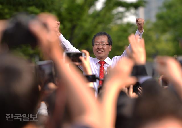 홍준표 자유한국당 대선 후보가 30일 오후 서울 삼성동 봉은사역 앞 유세에서 시민들에게 지지를 호소하고 있다. 류효진 기자