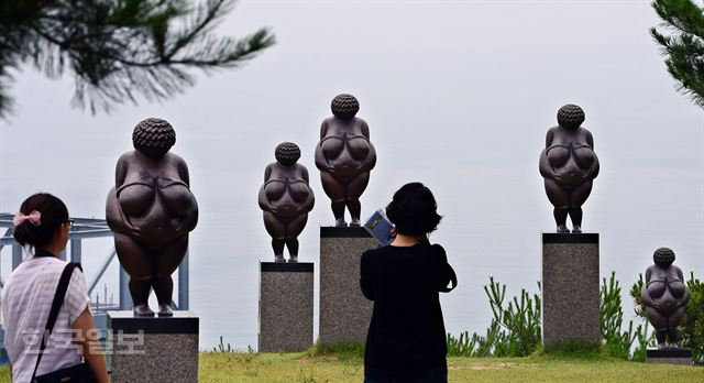 하슬라아트월드의 바다를 배경으로 한 조각공원. 최흥수기자