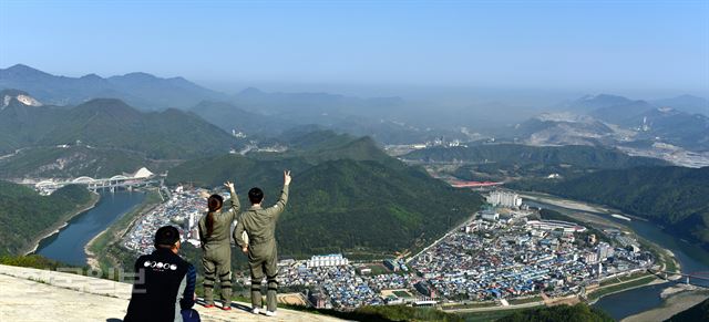 ’인증샷’이 먼저다. 활공 시작 전 단양읍내를 배경으로 찰칵!