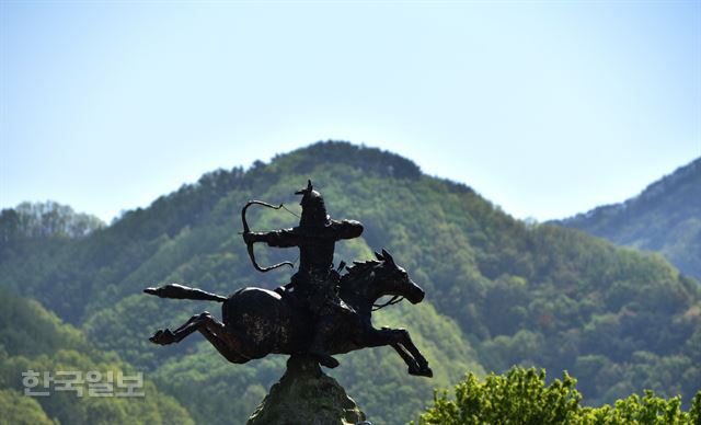 온달관광지 광장의 온달장군 동상. 실물보다 훨씬 작게 만들었다.