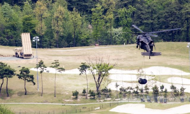 주한미군이 2일 고고도미사일방어체계(THHADㆍ사드) 포대가 배치된 경북 성주골프장으로 헬기를 통해 유류를 운반하고 있다. 성주=연합뉴스