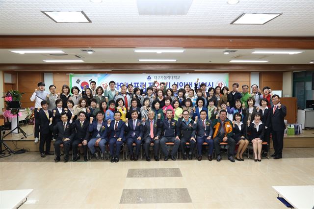 대구카톨릭대 차이나포럼 25기 신입생들이 한 자리에 모여 포즈를 취했다.