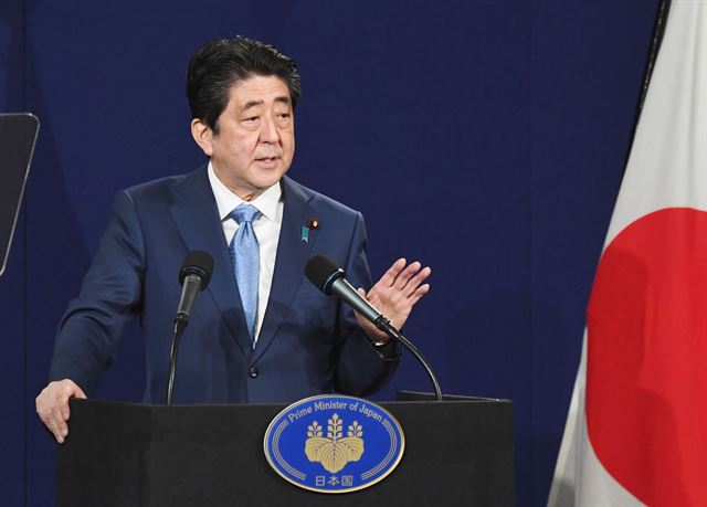 아베 신조 일본 총리가 지난달 29일 런던에서 기자회견을 갖고 북한이 더한 도발을 감행할 가능성이 있다며 국제사회의 일치단결을 강조하고 있다. 런던=교도 연합뉴스