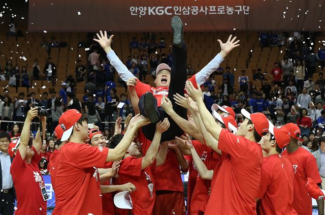 잠실실내체육관에서 2일 열린 2016~17 KCC 프로농구 챔피언결정 6차전에서 서울 삼성을 꺾고 우승을 차지한 안양 KGC인삼공사 선수들이 김승기 감독을 헹가래 치고 있다. 연합뉴스