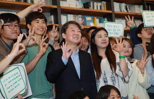 국민의당 안철수 대선후보가 2일 오전 서울 마포구 서교동의 한 카페에서 열린 '2030 희망토크 - 우리 청년이 멘토다' 행사를 마친 뒤 청년들과 셀카를 찍고 있다. 서재훈기자 spring@hankookilbo.com