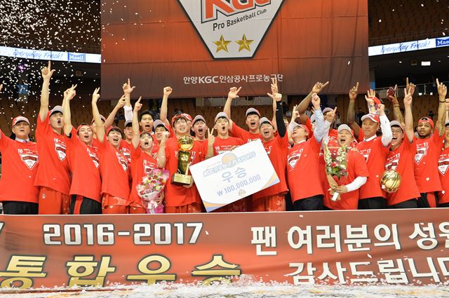 KGC인삼공사의 통합 우승으로 막을 내린 2016~17 프로농구. KBL 제공