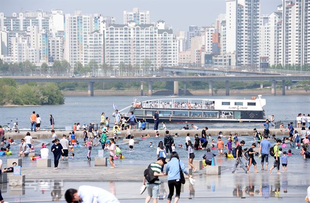 서울 한 낮 기온이 30도를 넘은 3일 오후 서울 영등포구 여의도 물빛광장에서 많은 시민들이 물놀이를 즐기고 있다. 홍인기 기자