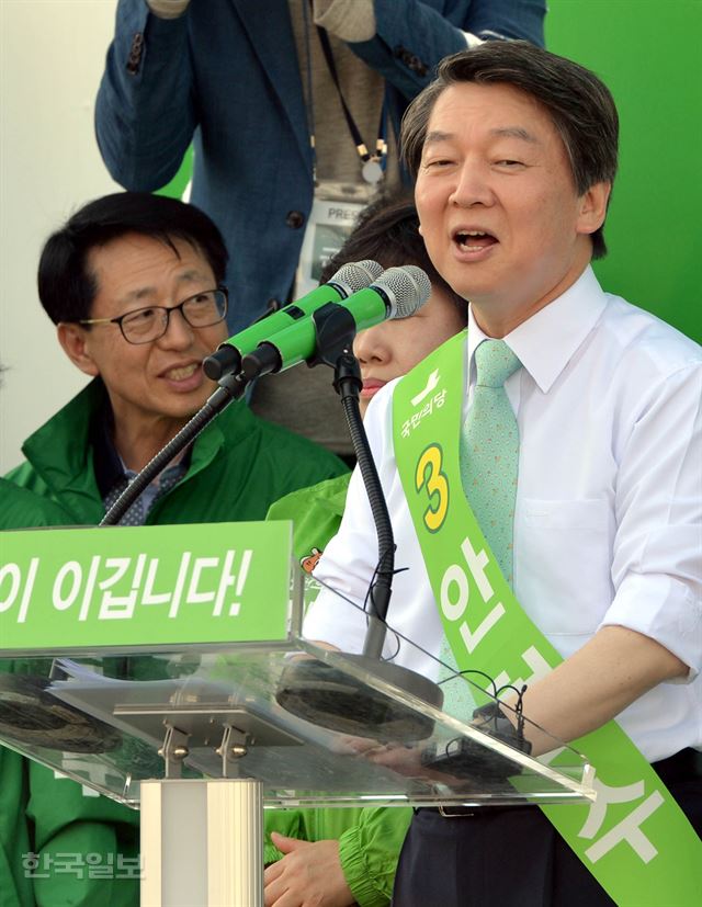 안철수 국민의당 대선후보가 3일 오후 전북 익산역 앞에서 시민들에게 지지를 호소하고 있다. 익산=서재훈기자