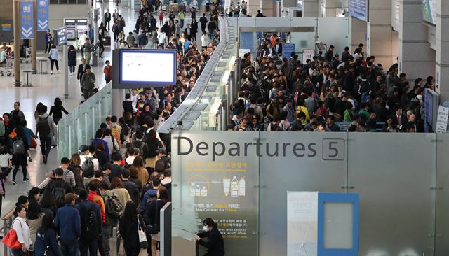 5월초 황금연휴를 앞두고 4월 27일 인천공항 출국장이 출국인파로 붐비고 있다. 영종도=연합뉴스