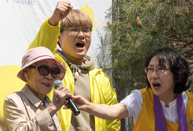 3일 서울 옛 주한 일본대사관 앞에서 한국정신대문제대책협의회 주관으로 열린 일본군 성노예제 문제 해결을 위한 정기수요시위에서 김복동 할머니와 참가자들이 한일 위안부 합의 무효를 외치고 있다. 연합뉴스