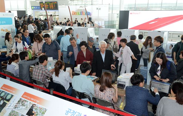 제19대 대통령선거 사전투표가 시작된 4일 오전 서울역 대합실에 마련된 남영동 투표소에서 여행객 등 국민들이 사전투표를 하고 있다. 2017.05.04 신상순 선임기자ssshin@hankookilbo.com