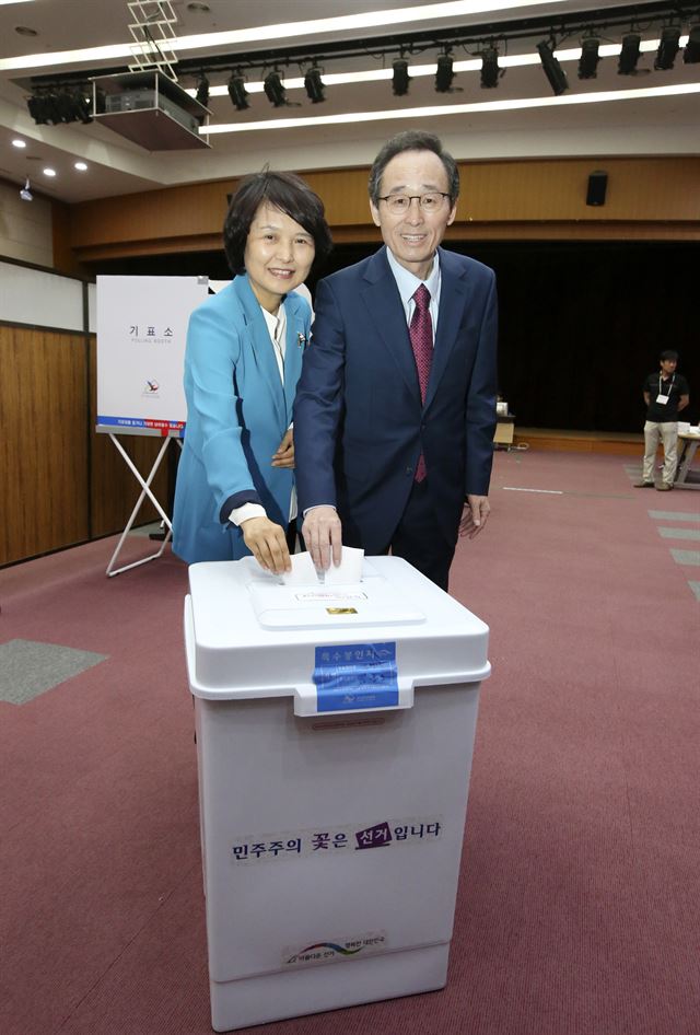 4일 오전 전북도청에 마련된 효자4동 사전투표소에서 송하진 전북도지사가 부인 오경진여사와 함께 소중한 한 표를 행사했다. (전북도 제공)