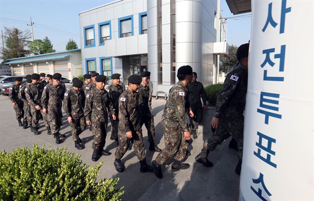 19대 대통령 선거 사전투표 첫째 날인 4일 군 장병들이 강원 춘천시 신북읍 사무소에 마련된 사전투표소에 들어가고 있다. 연합뉴스