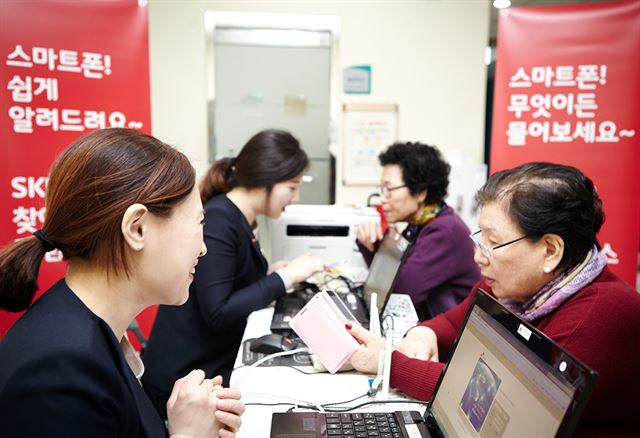 SK텔레콤 공식 온라인 샵 'T월드 다이렉트'가 지난달 65세 이상 구매 고객이 선택한 스마트폰 1위는 '갤럭시S8'(40%), 2위는 '갤럭시A8'(14%)인 것으로 조사됐다고 4일 전했다. SK텔레콤 제공