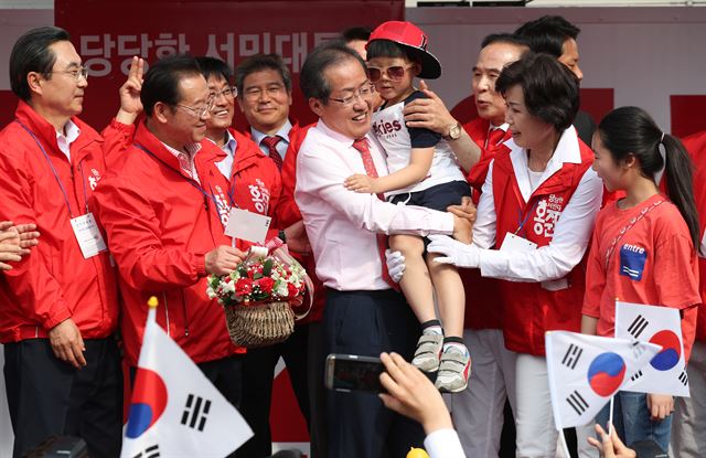 홍준표 자유한국당 대선 후보가 4일 충북 충주체육관 광장에서 열린 유세에서 어린이를 안고 있다. 충주=연합뉴스