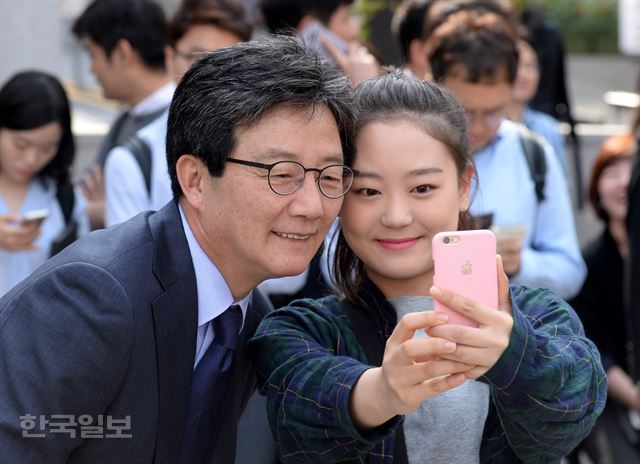 유승민 바른정당 대선후보가 4일 오전 서울 서대문구 이화여대에서 한 학생과 셀카를 찍고 있다. 홍인기 기자