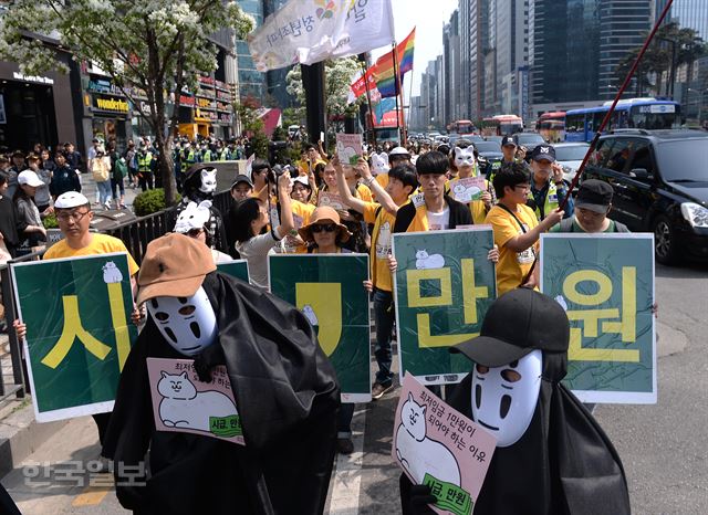 지난달 30일 오후 서울 강남역 앞에서 아르바이트 노동자들의 노동조합인 알바노조 등이 개최한 ‘얼굴 없는 알바들의 가면시위’ 참가자들이 행진을 하고 있다. 한국일보 자료사진