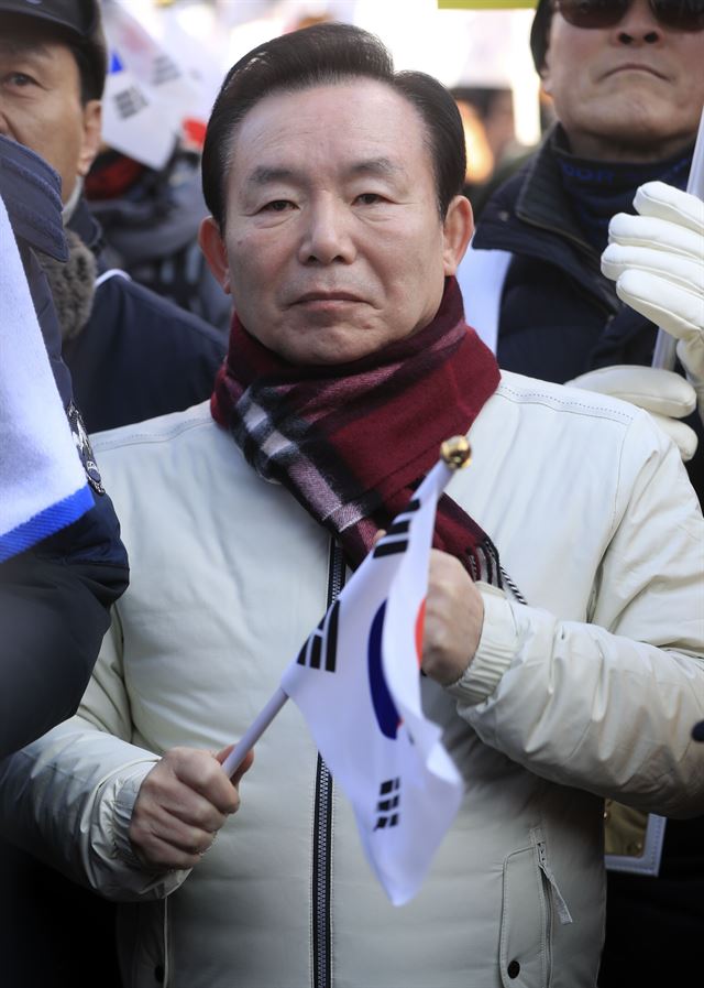 이인제 자유한국당 중앙선대위원장이 지난 2월 서울 덕수궁 대한문 앞에서 열린 탄핵무효 집회에 참석, 태극기를 흔들고 있다. 연합뉴스