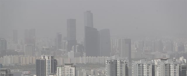 전국 대부분 지역의 미세먼지가 매우 나쁨을 기록한 6일 서울 남산에서 바라본 서울 시내가 미세먼지로 덮여 있다. 연합뉴스