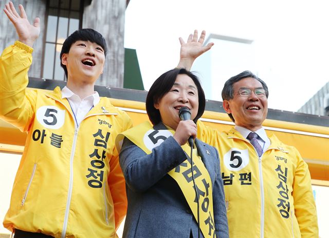 심상정 정의당 대선후보가 6일 오후 서울 강남구 강남역 인근에서 열린 유세에서 지지를 호소하고 있다. 오른쪽은 남편 이승배 씨, 왼쪽은 아들 이우균 씨. 연합뉴스