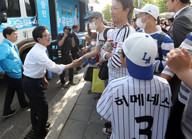 바른정당 유승민 대선후보가 6일 오후 서울 잠실야구장 앞에서 시민들을 만나 인사를 하고 있다. 연합뉴스