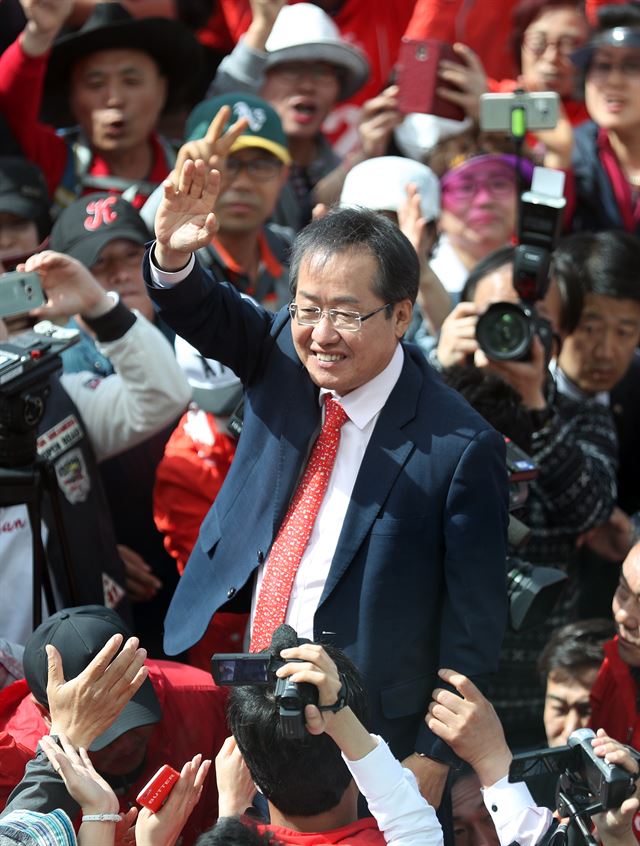 자유한국당 홍준표 대선후보가 6일 오후 경기도 안산시 상록수체육관 앞에서 열린 유세에서 지지를 호소하고 있다. 연합뉴스