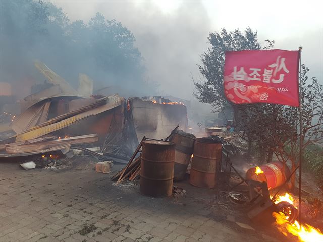 6일 오후 강원도 강릉시 성산면 보광리 야산에서 발생한 산불이 인근 관음리 한 주택으로 번지고 있다. 연합뉴스