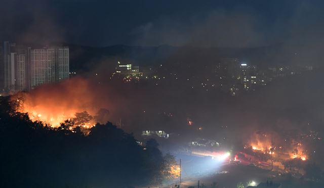 6일 오후 강릉시 성산면에서 발생한 산불이 거센 바람을 타고 시내로 확산하고 있다. 연합뉴스