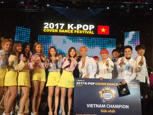 걸그룹 구구단이 6일 베트남 호찌민시 벤탄극장에서 'K-POP 커버댄스 인 호찌민' 최우수상팀 'Super Nova'와 기념사진을 찍고 있다. 경주세계문화엑스포 조직위 제공