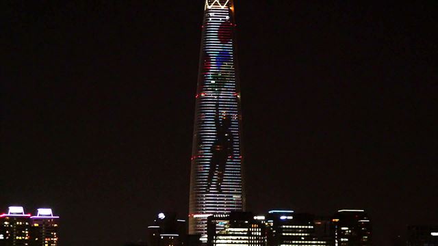 MBC는 롯데월드타워 외벽의 축구장 5개 넓이 LED 패널에 선거 정보를 띄운다. MBC 제공