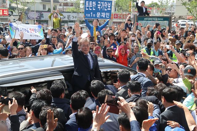 더불어민주당 문재인 대선후보가 7일 오후 충북 충주시 성서동 젊음의 거리에서 유세를 마친 뒤 시민들에게 손을 들어 인사하고 있다. 충주=연합뉴스