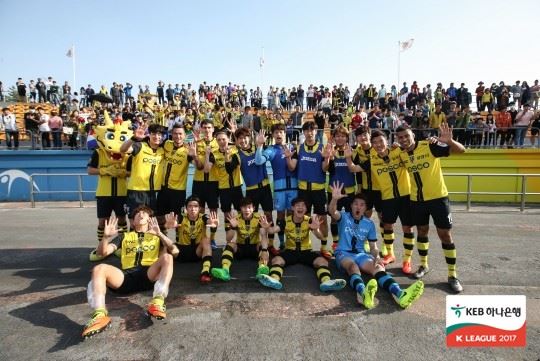 전남 선수들이 7일 순천 팔마경기장에서 광주FC를 5-0으로 대파한 뒤 홈 팬들 앞에서 기념촬영하고 있다. 프로축구연맹 제공