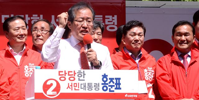 홍준표 자유한국당 대선 후보가 7일 오후 경남 창원 마산합포구 불종거리로에서 보수우파 결집을 호소하고 있다. 배우한 기자